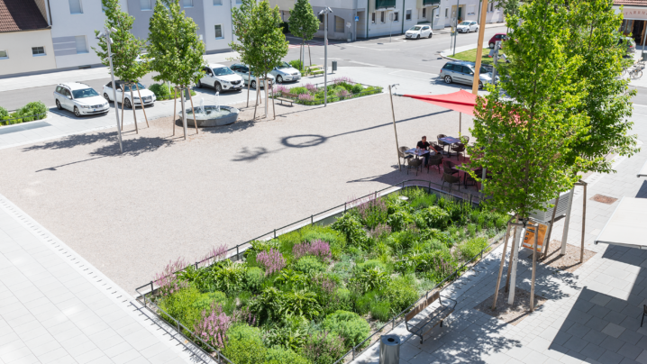 Staudenbeete, entsiegelte Flächen, Bäume, Sonnensegel und Springbrunnen bringen Kühle an heißen Tagen