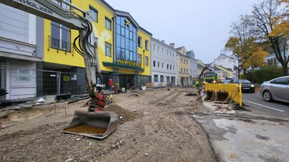 Große Baumaschinen entsiegeln den Platz