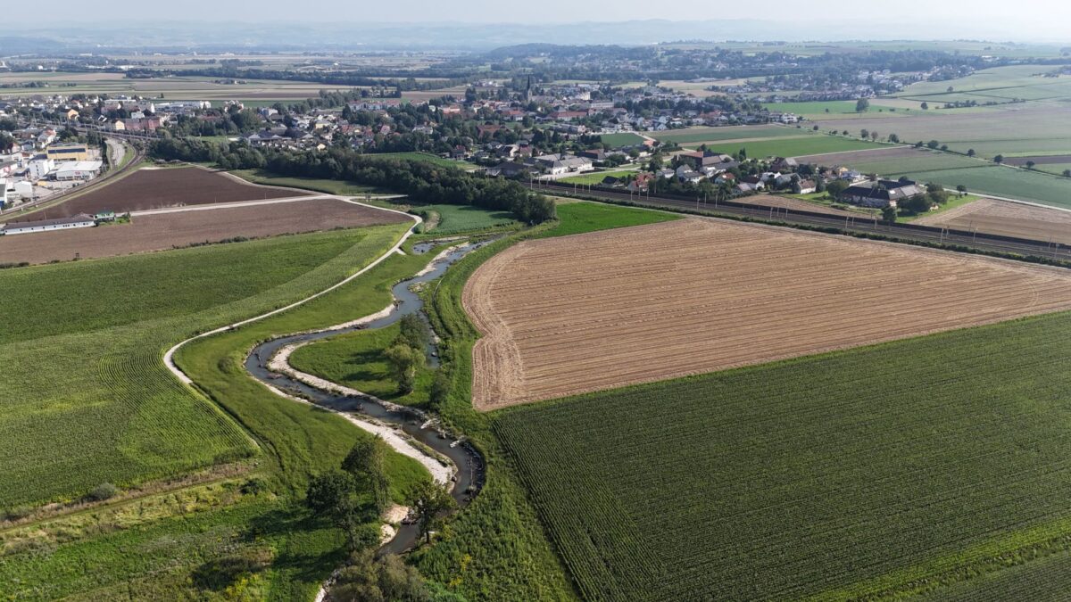 Aufnahme mit der Drohne, Fluss, Felder, Bahnweg, Gemeinde St. Valentin im Hintergrund.