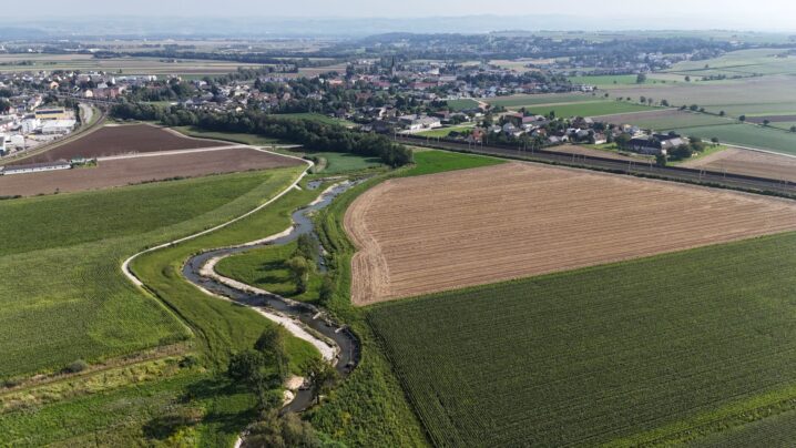 Aufnahme mit der Drohne, Fluss, Felder, Bahnweg, Gemeinde St. Valentin im Hintergrund.