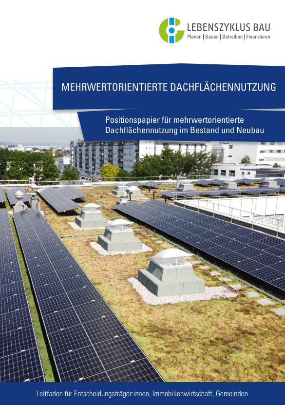 Cover der Broschüre "Mehrwertorientierte Dachflächennutzung" auf der eine Dachbegrünung mit integrierter PV-Anlage zu sehen ist.