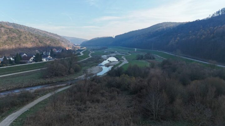 Von oben sieht man Gebüsch, Wege, Häuser im Triestingtal