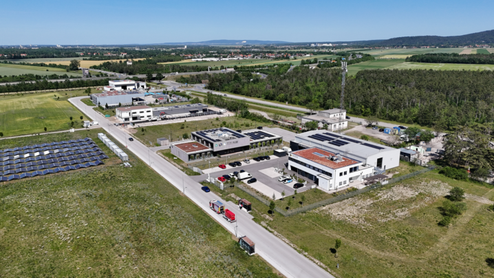 Luftaufnahme des ecoplus ÖkoWirtschaftsparks Föhrenwald in Wiener Neustadt mit nachhaltigen Betriebsflächen und Photovoltaikanlagen.