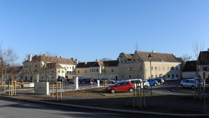 Johannesplatz mit Autos und Grünfläche