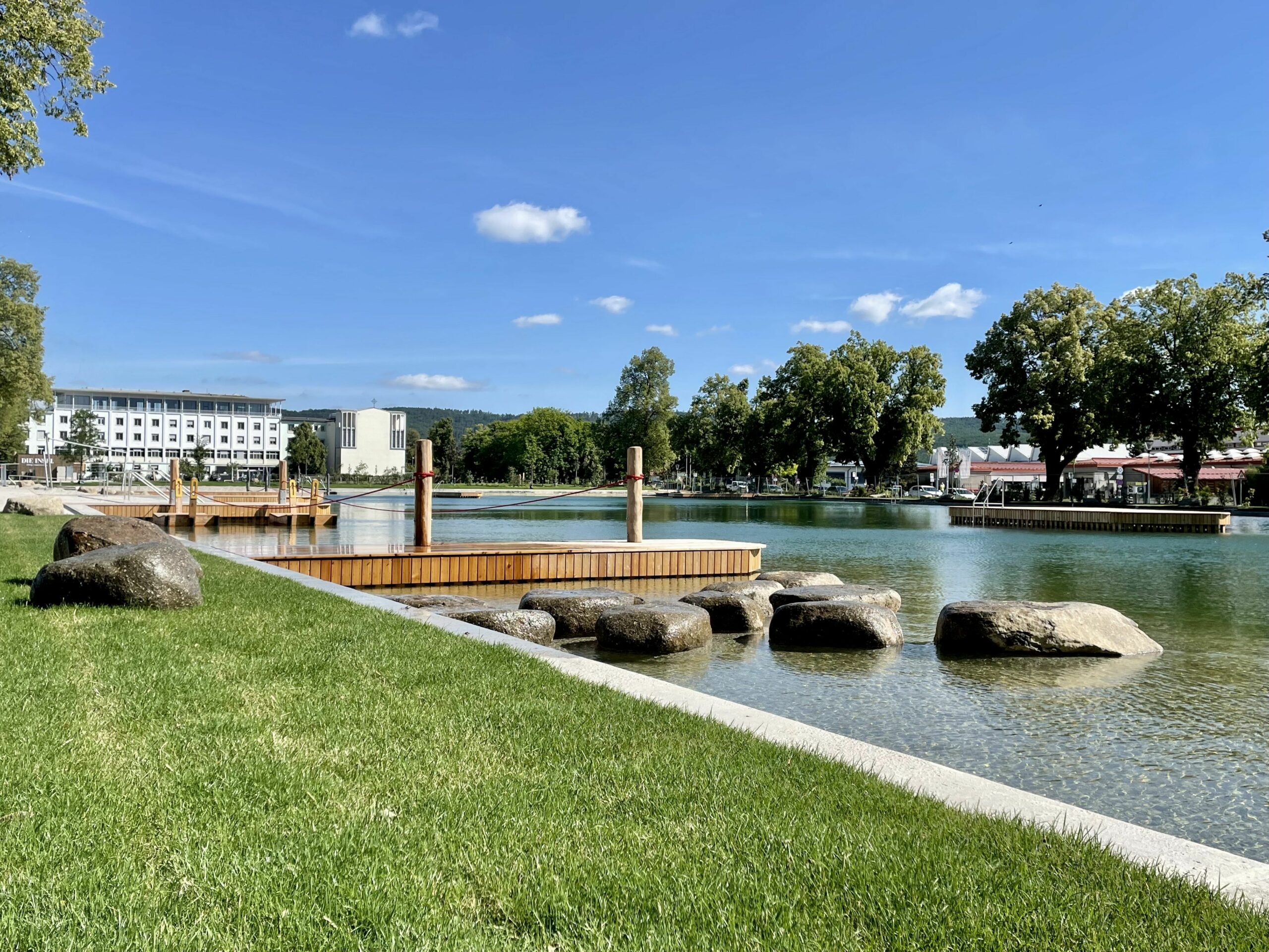 Seenlandschaft in Horn mit Bäumen und Grünflächen