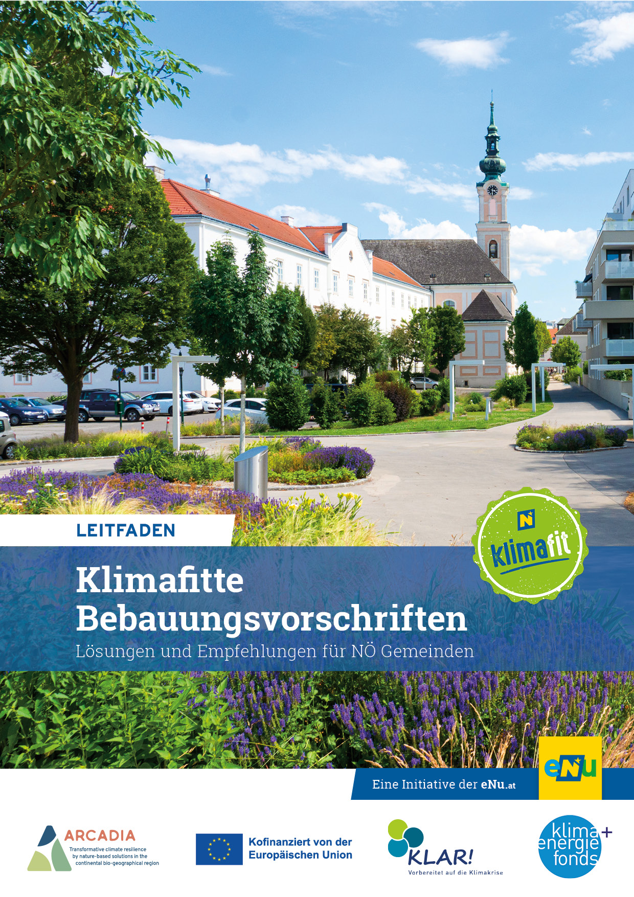 Titelbild des Leitfades mit begrüntem Ortszentrum, Kirche im Hintergrund, viele Bäume und Staudenbeete