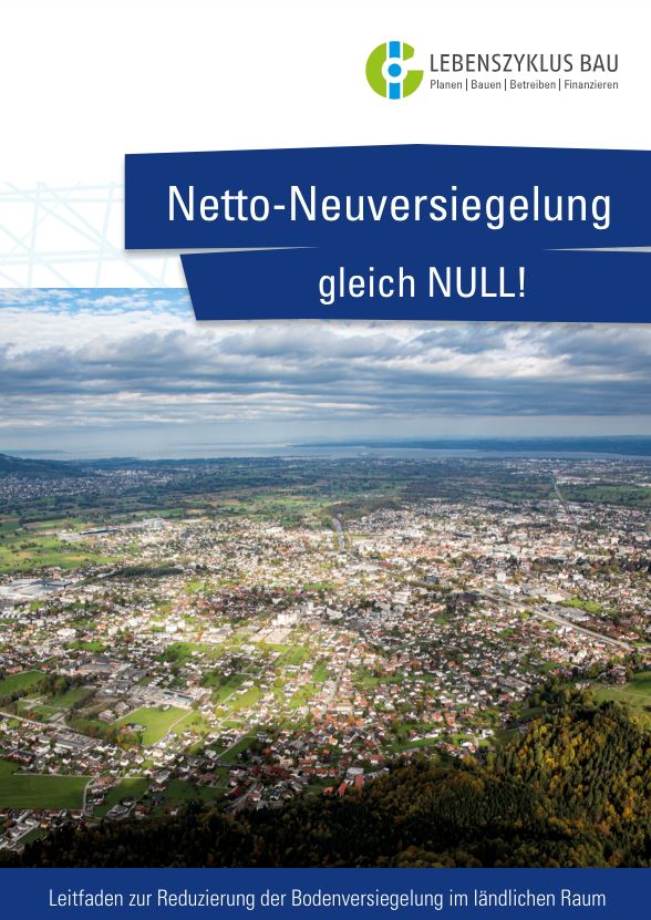 Cover der Broschüre "Netto-Neuversiegelung gleich NULL!" mit einer Luftaufnahme einer Stadt im ländlichen Raum