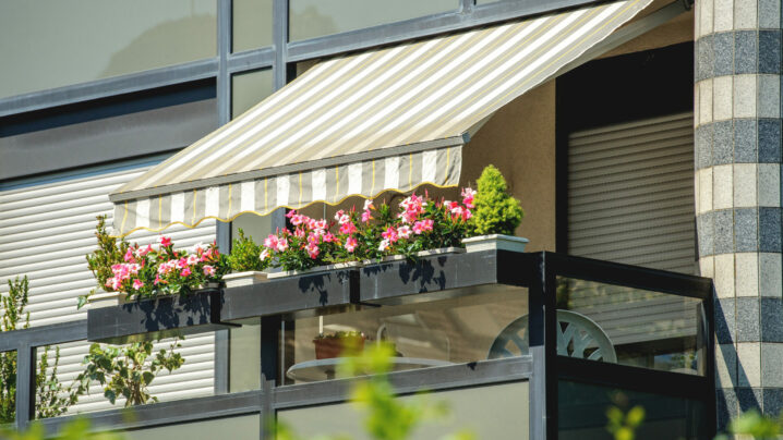 Balkon mit Markise und Blumen