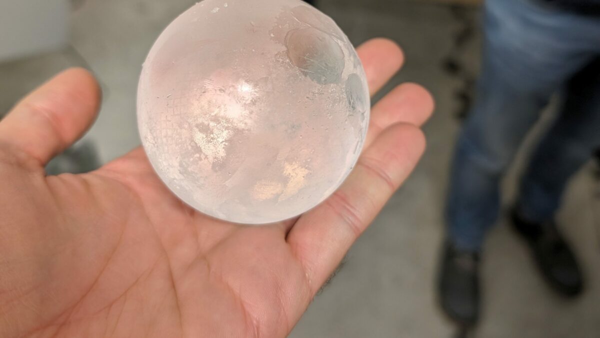 Großer Hagelball auf einer Hand in der Testhalle des EPZ